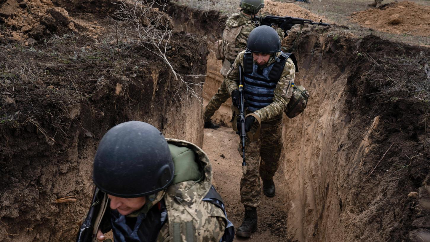 Ukrainische Soldaten während eines Militärtrainings in der Ukraine.

