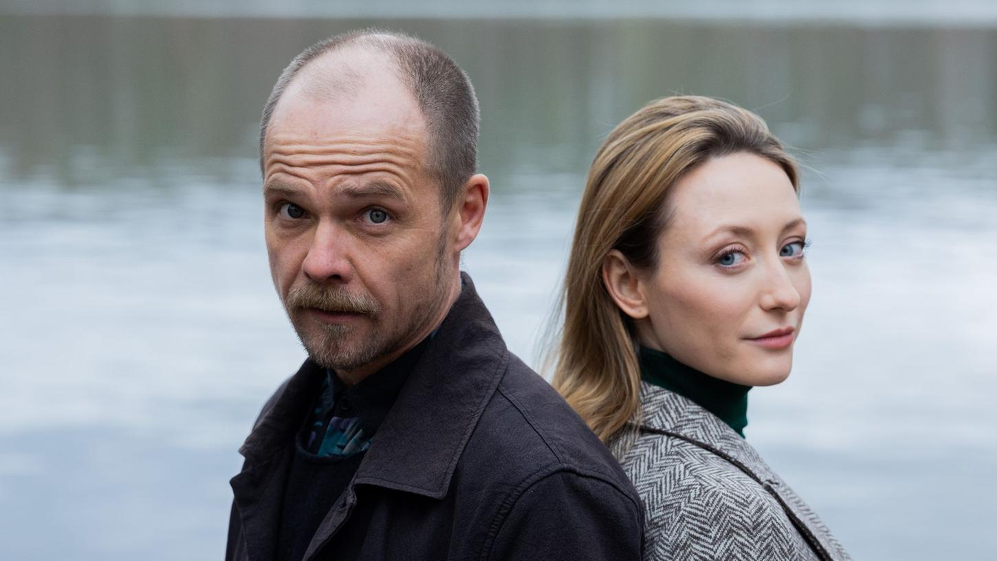 Matthias Koeberlin zusammen mit der österreichischen Schauspielerin Alina Fritsch am Set von "Die Toten vom Bodensee". Matthias Koeberlin zusammen mit der österreichischen Schauspielerin Alina Fritsch am Set von "Die Toten vom Bodensee".