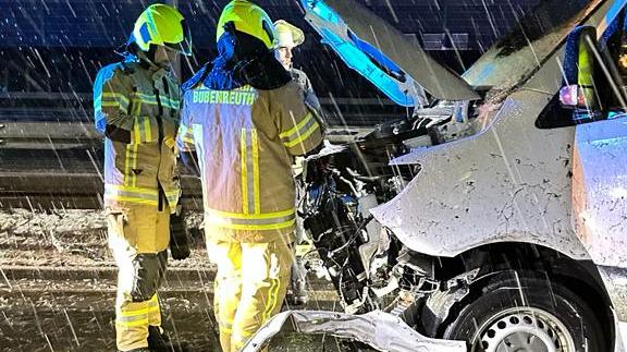 Der Sprinter kam auf der A73 auf schneeglatter Fahrbahn ins Schleudern und krachte in die Leitplanke. Der Sprinter kam auf der A73 auf schneeglatter Fahrbahn ins Schleudern und krachte in die Leitplanke.