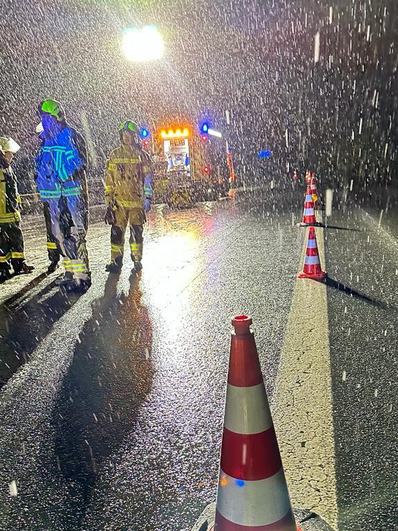 Die Feuerwehr sicherte die Einsatzstelle und leuchtete sie taghell aus.   