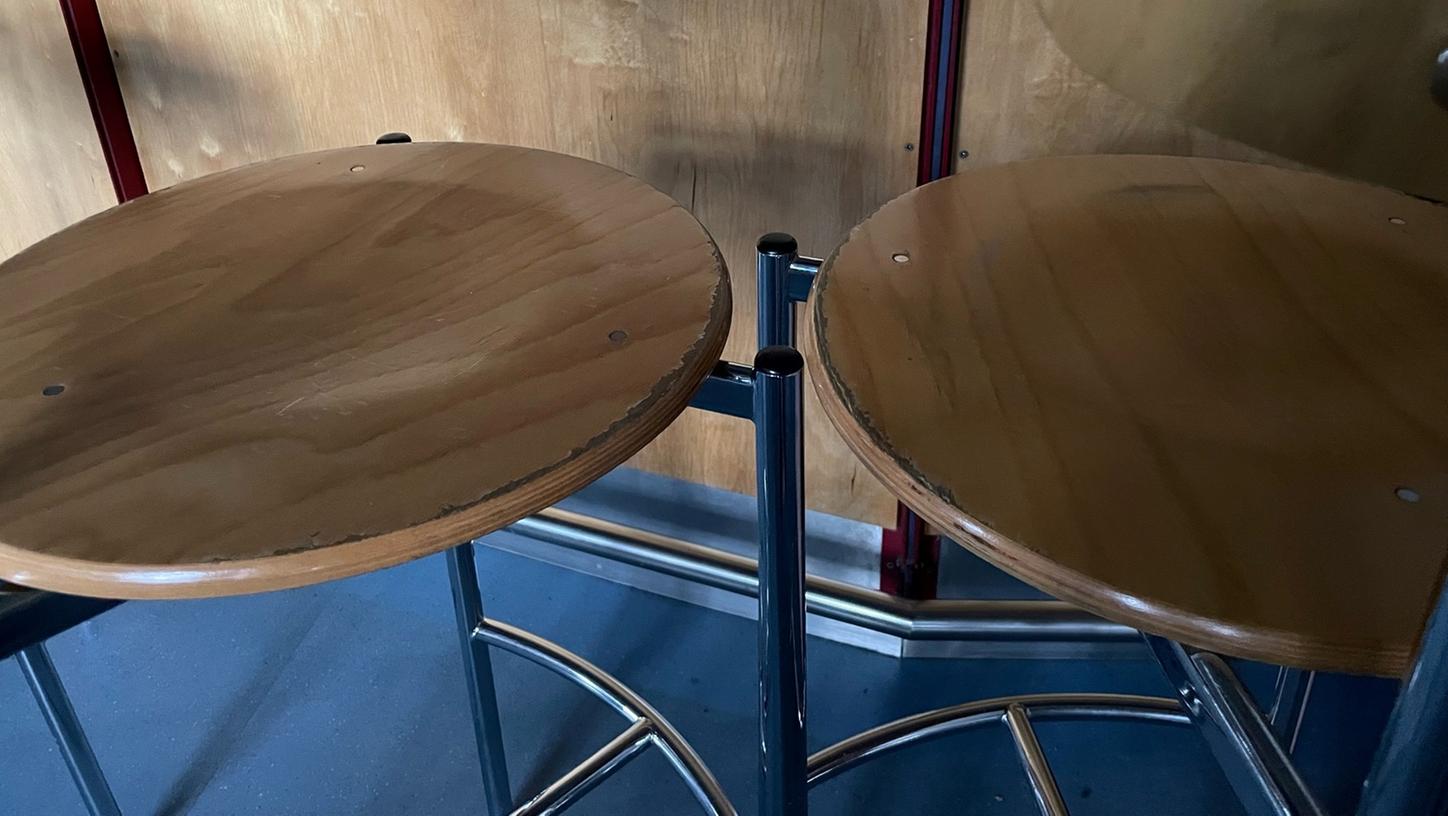 Mit einem Barhocker (Symbolbild) ist ein Bar-Besucher auf einen Angestellten losgegangen. Mit einem Barhocker (Symbolbild) ist ein Bar-Besucher auf einen Angestellten losgegangen.