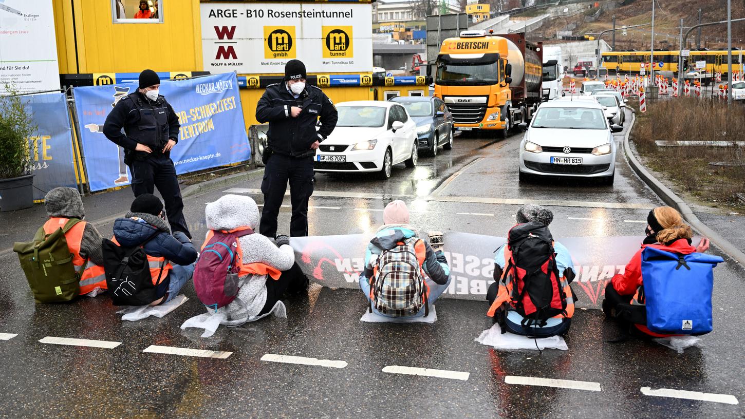 Klimaaktivisten blockieren in Stuttgart zur Hauptverkehrszeit den Verkehr.