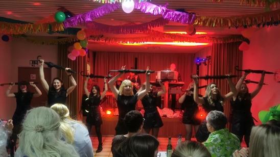 Die SC-Dancers legten nach ihrem Sieg gegen Pleinfeld eine heiße Tanzeinlage aufs Parkett. Die SC-Dancers legten nach ihrem Sieg gegen Pleinfeld eine heiße Tanzeinlage aufs Parkett.