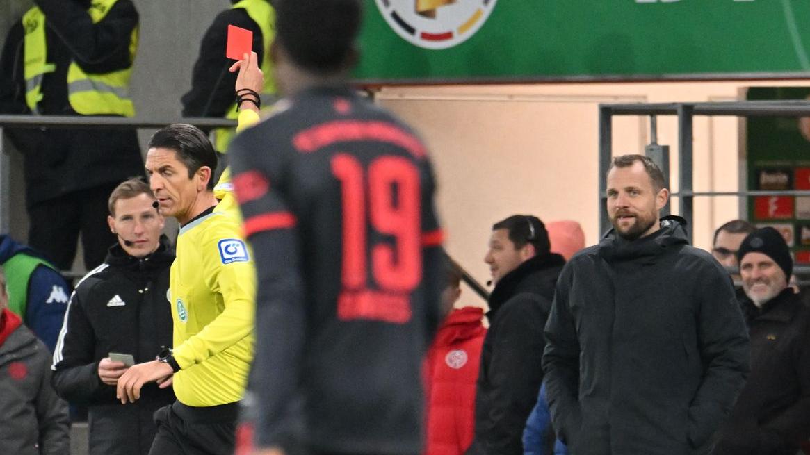 Schiedrichter Deniz Aytekin zeigt dem Mainzer Trainer Bo Svensson die rote Karte. Schiedrichter Deniz Aytekin zeigt dem Mainzer Trainer Bo Svensson die rote Karte.