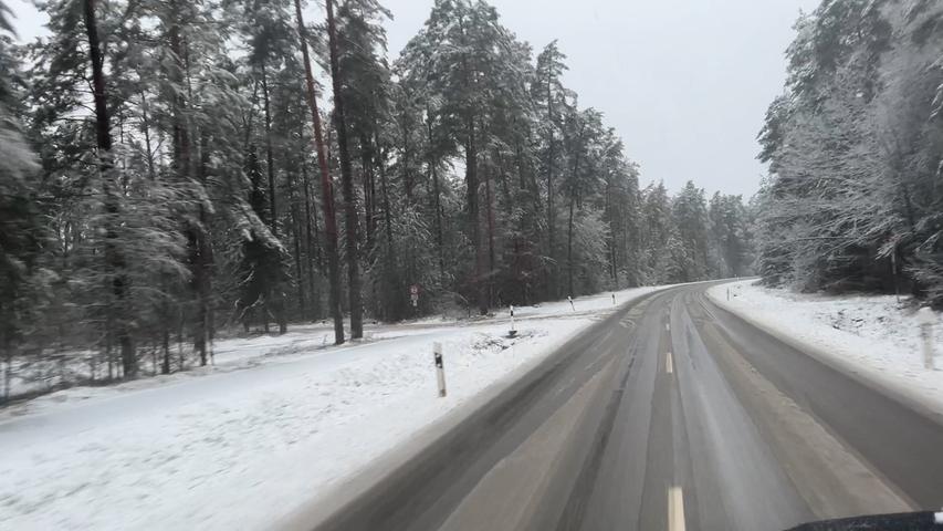 Angesichts der glatten Straßen infolge des Schnees und des Schneeregens rät der DWD: "Fahren Sie nur mit Winterausrüstung oder vermeiden Sie Autofahrten."