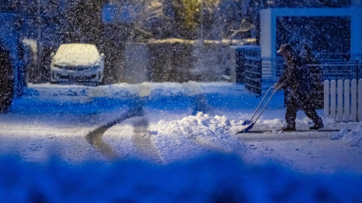 Manche lieben ihn, manche hassen ihn - allzu viel Schnee dürfte auch in Bayern in diesem Jahr aber nicht fallen, prognostizieren führende Wettermodelle. 
