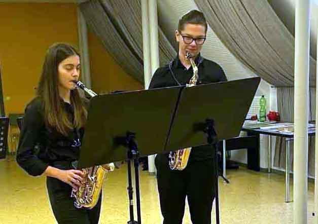 Für den Landesentscheid hat sich das Saxophonduo Scarlett Weiß und Aladin Dizdarevic qualifiziert. Für den Landesentscheid hat sich das Saxophonduo Scarlett Weiß und Aladin Dizdarevic qualifiziert.