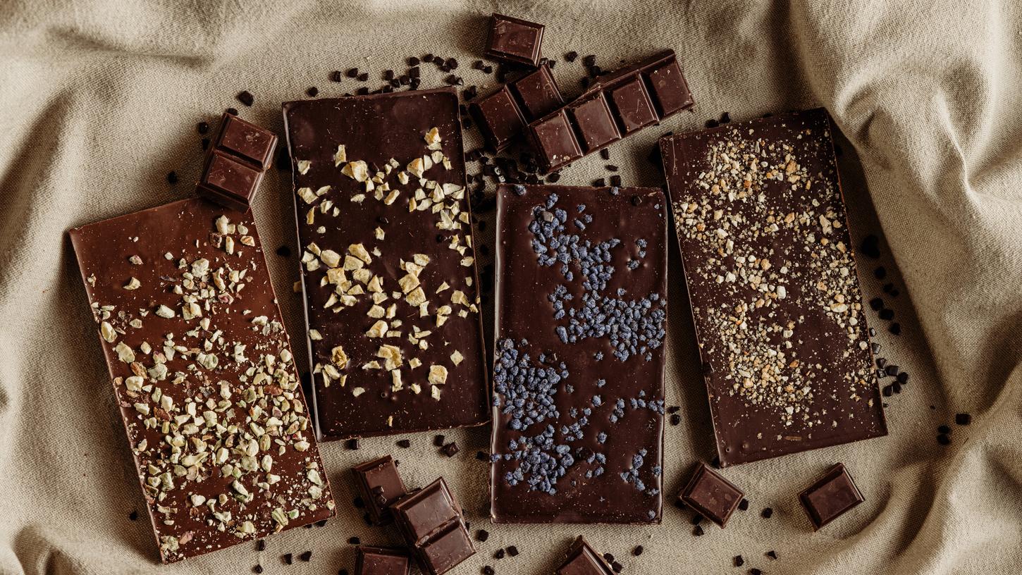 Wer selbst Schokoladentafeln macht, kann sie vielfältig verfeinern - zum Beispiel mit Nüssen oder getrockneten Früchten.
