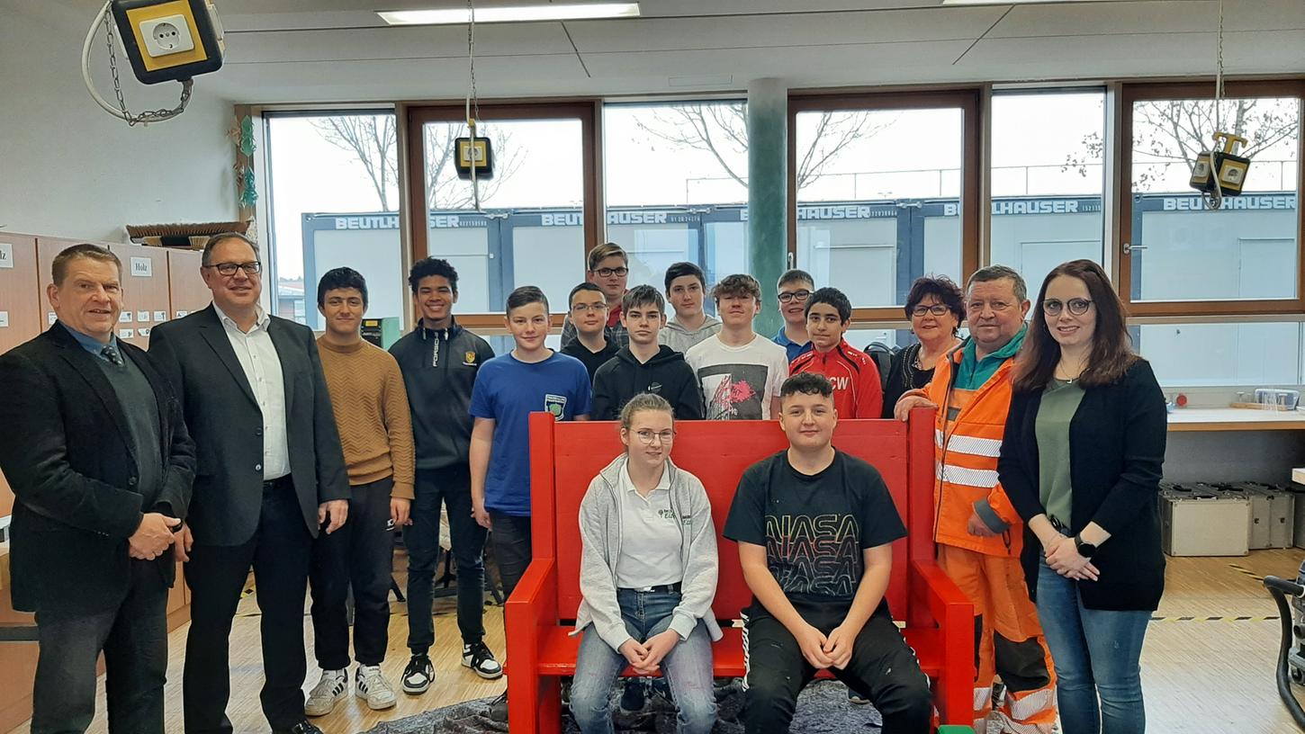 Im Rahmen der gelungenen Kooperation zwischen Schule und Stadt erstrahlen nun die Wolframs-Eschenbacher Kunstbänke in neuem Glanz. Schulleiter Dr. Christian Hruschka, Bürgermeister Michael Dörr, die Schüler der 7. Jahrgangsstufe, die Initiatorin Waltraud Burger-Dreyling, Vorarbeiter Ingo Eder und Techniklehrerin Josefine Beckstein (von links). Im Rahmen der gelungenen Kooperation zwischen Schule und Stadt erstrahlen nun die Wolframs-Eschenbacher Kunstbänke in neuem Glanz. Schulleiter Dr. Christian Hruschka, Bürgermeister Michael Dörr, die Schüler der 7. Jahrgangsstufe, die Initiatorin Waltraud Burger-Dreyling, Vorarbeiter Ingo Eder und Techniklehrerin Josefine Beckstein (von links).