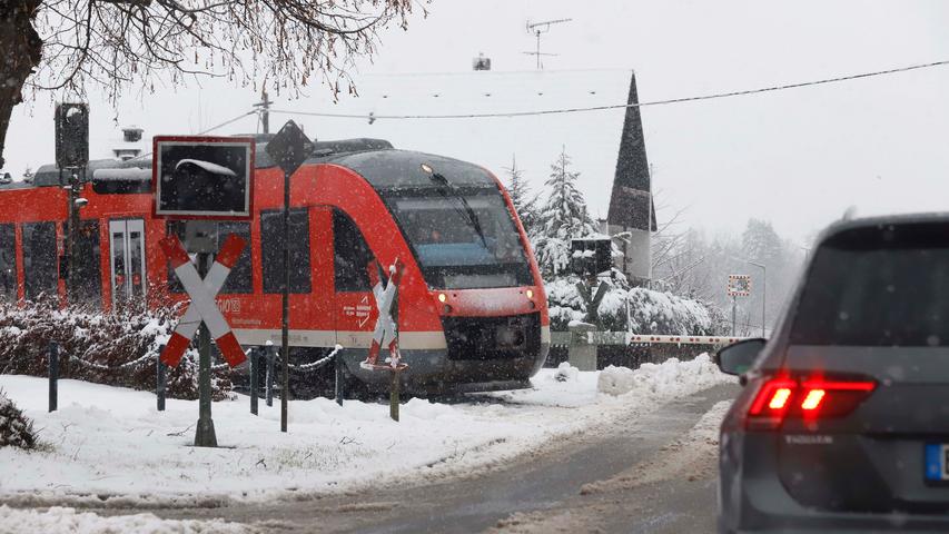 Zug und PKW mussten sich am Donnerstagmorgen durch die Schneemassen kämpfen.