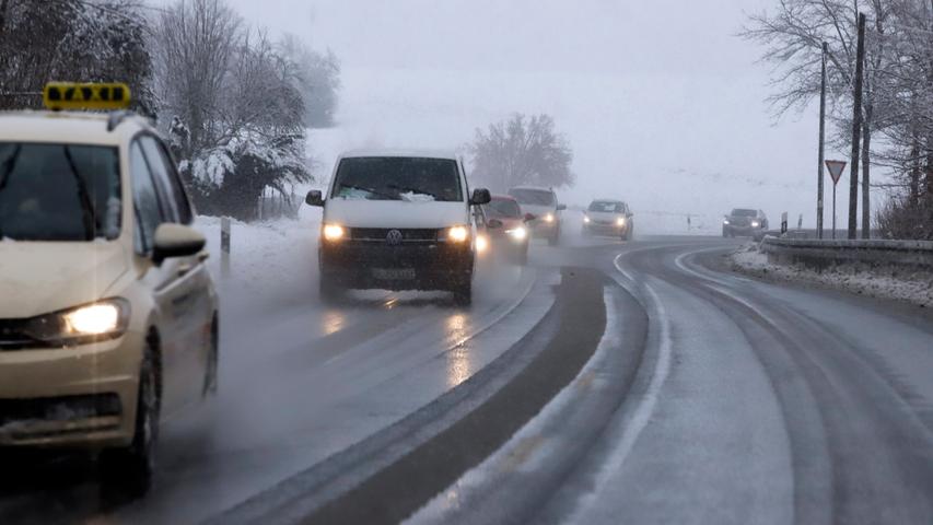 Winterliche Straßenverhältnisse machen den Autofahrern und Autofahrerinnen zu schaffen.