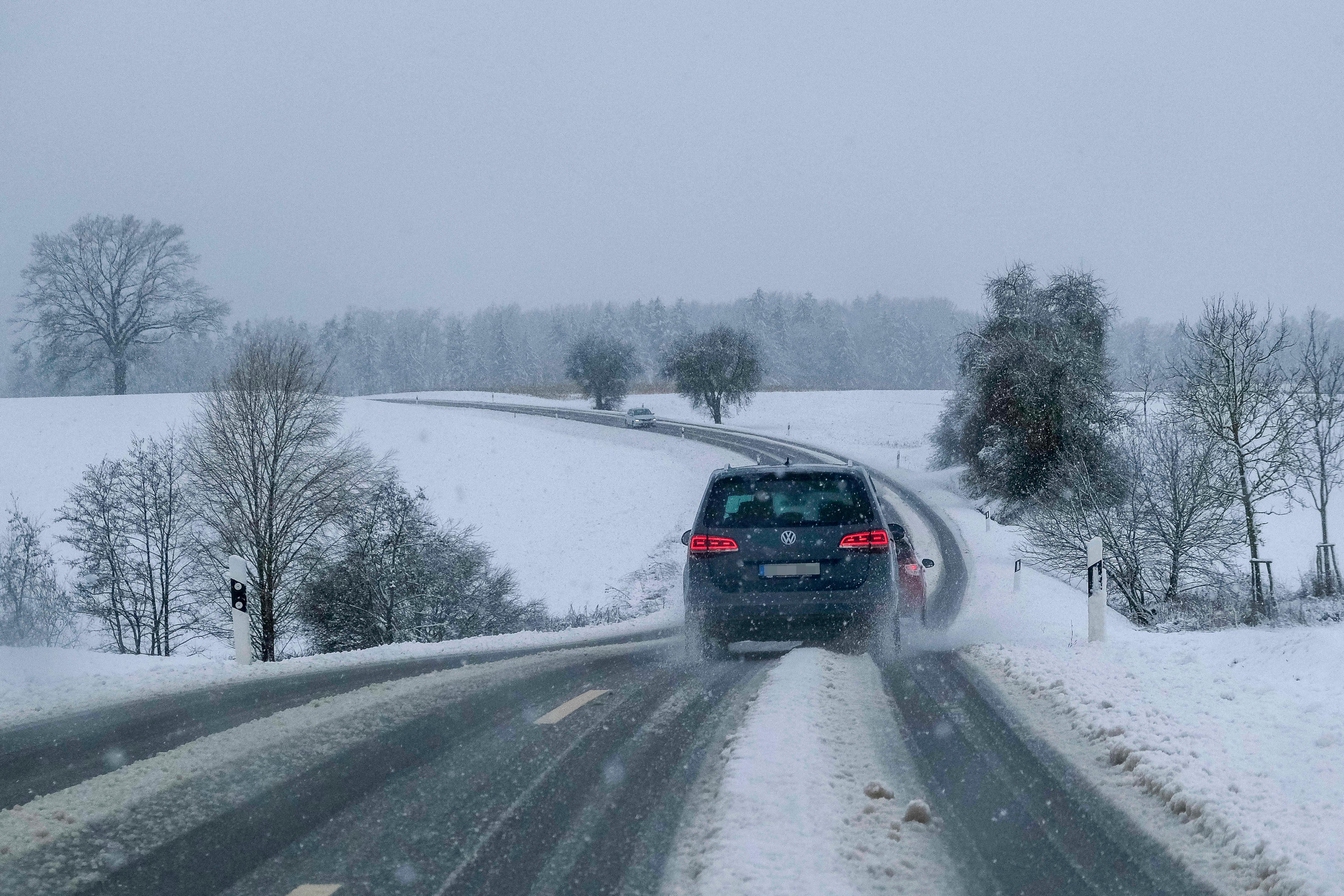 Vorsichtig fuhren die Pkw durch die Winterlandschaft - die Straßen waren stellenweise eisig und überfroren.