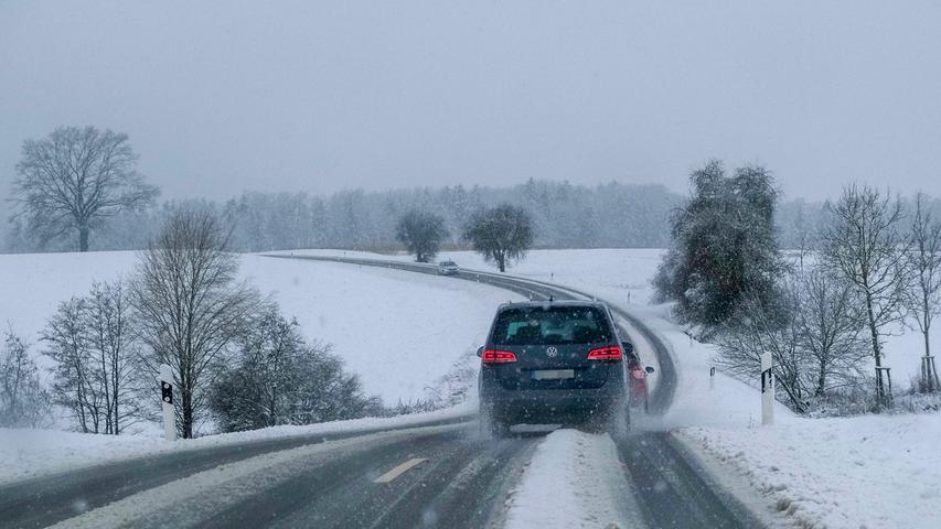 Vorsichtig fuhren die Pkw durch die Winterlandschaft - die Straßen waren stellenweise eisig und überfroren.