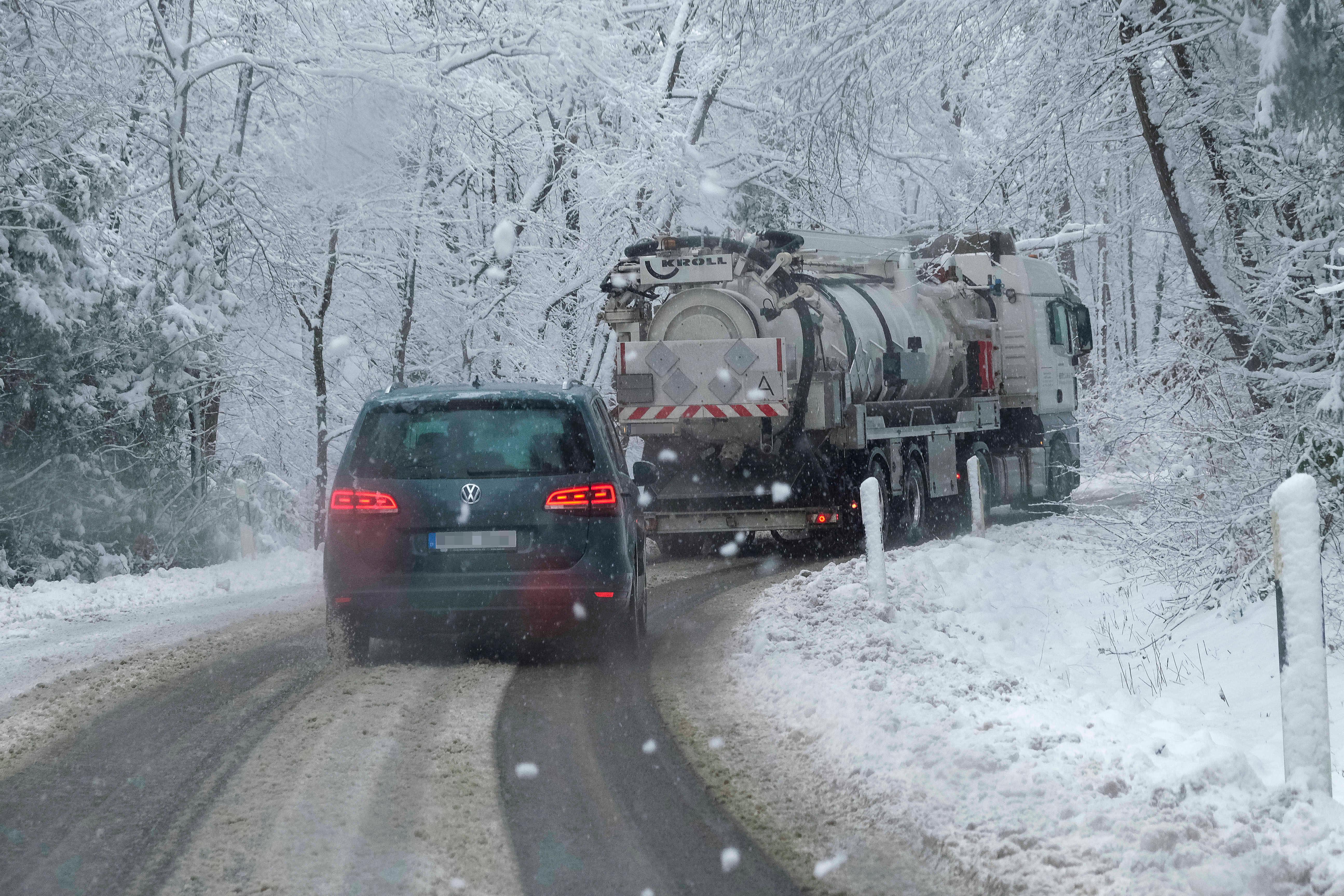 Vor allem bei Steigungen taten sich Lkw schwer, mancherorts, wie am Dillberg, blieben sie sogar liegen.