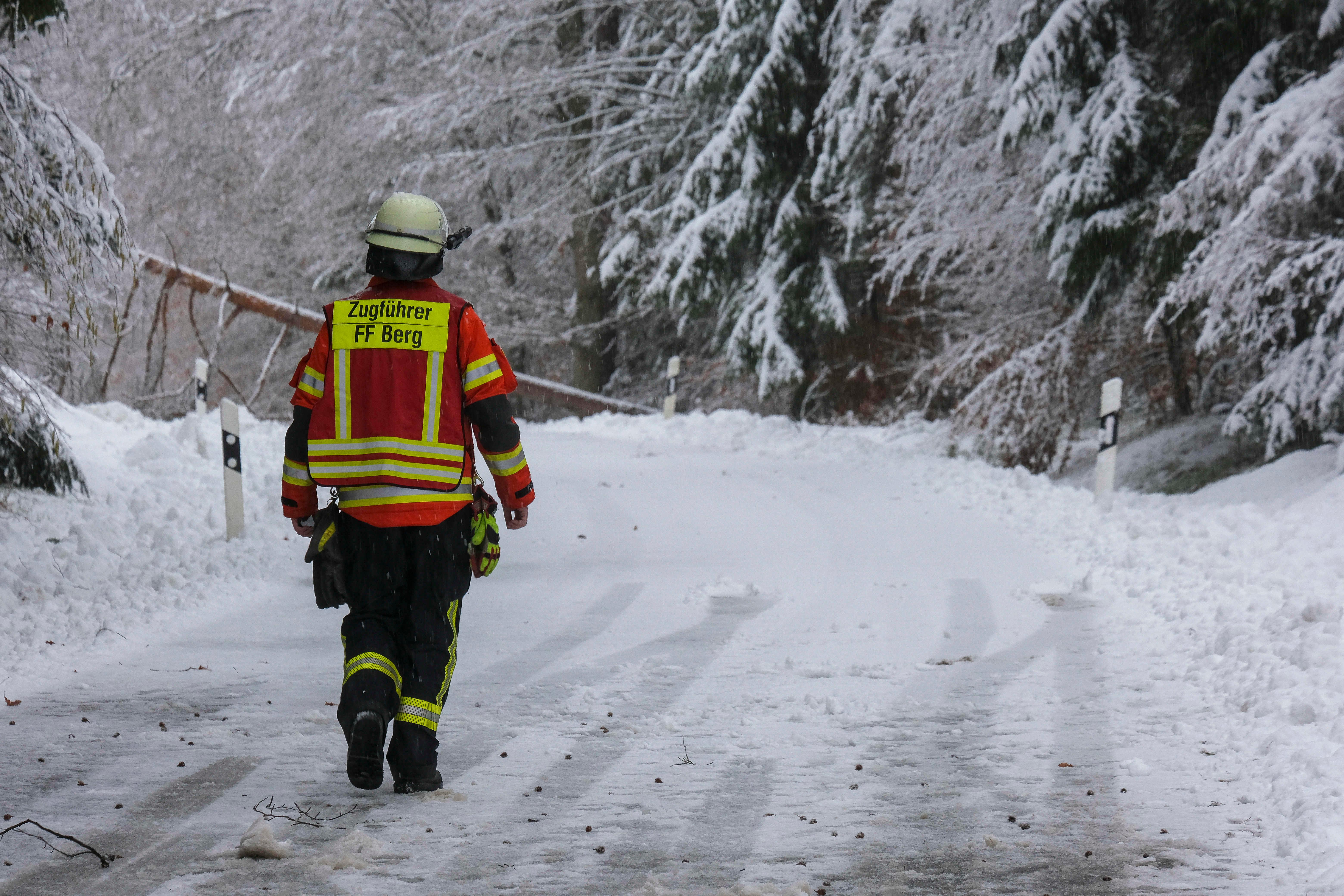 Da die Leitung noch unter Spannung stand, konnte  die Feuerwehr zuerst nichts unternehmen.