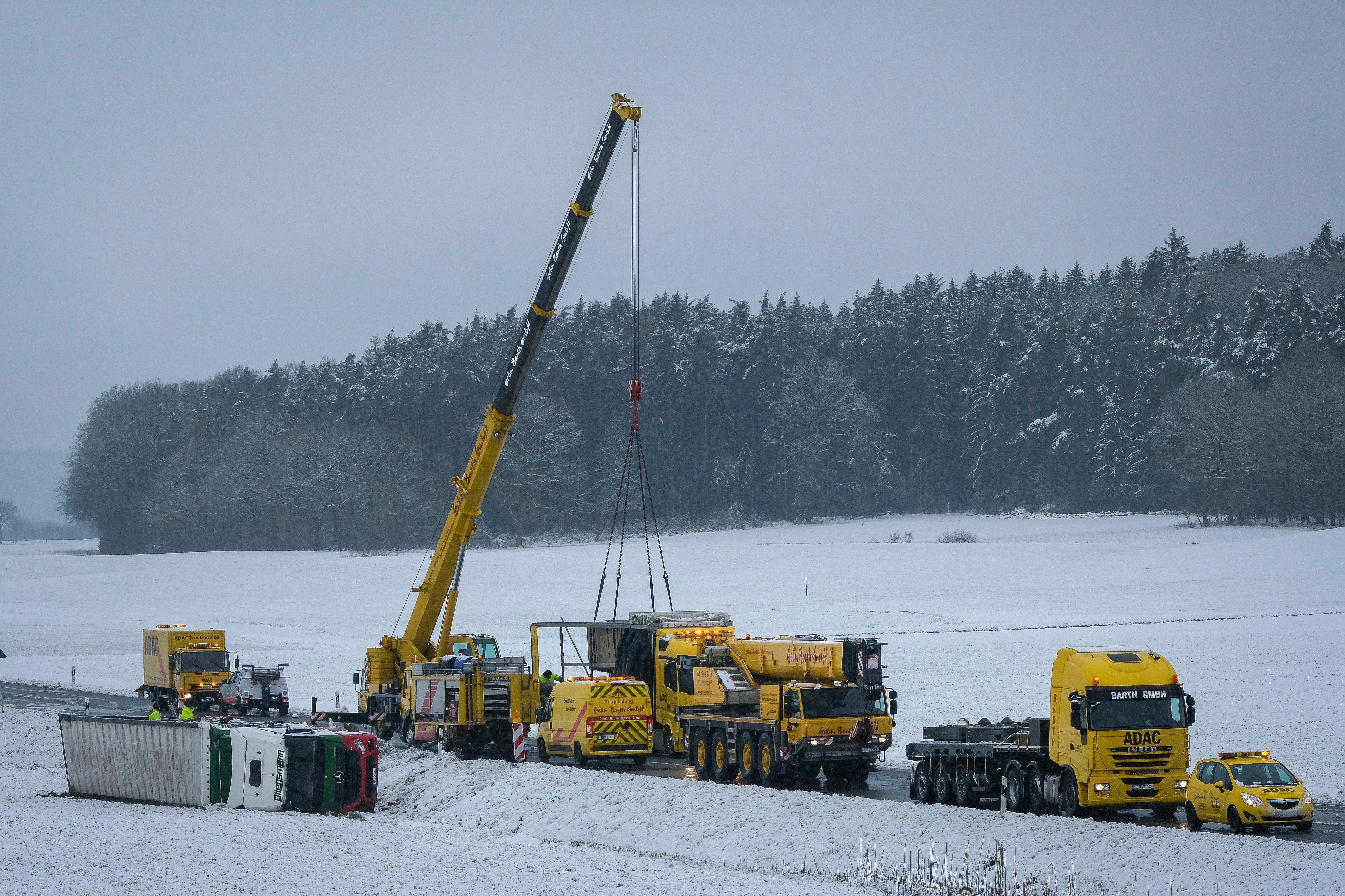 Schweres Gerät war am Ring auf Höhe von Holzheim aufgefahren: Hier galt es, den Lkw zu bergen.