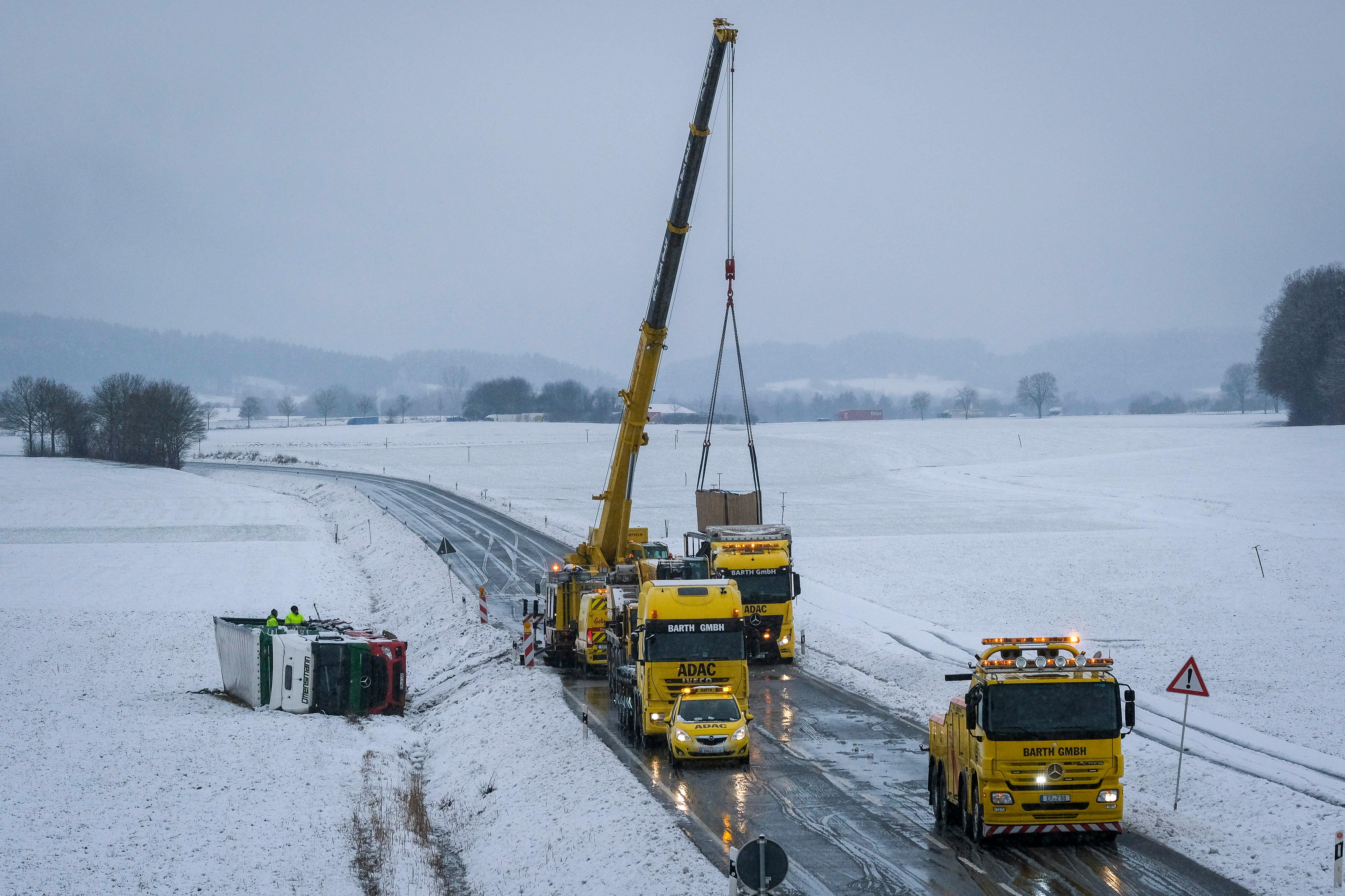 Mit dem Autokran luden die Helfer zuerst einmal die Ladung um.
