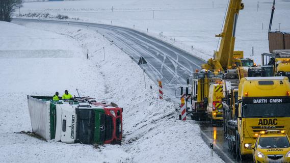 Schneewalze hatte Landkreis Neumarkt fest im Griff: Bei Holzheim kippte Lkw von der Umgehung