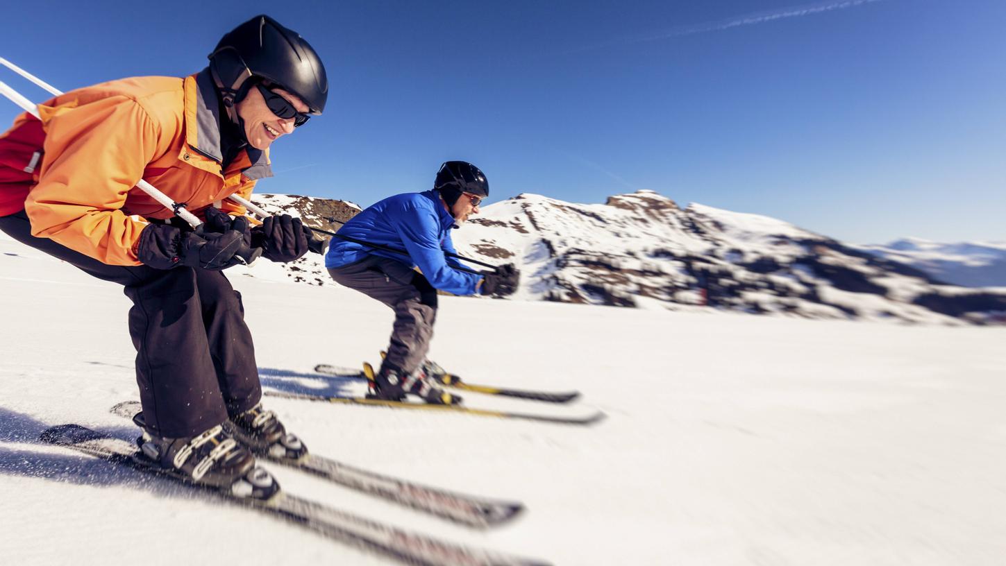 65 Jahre und noch ein langes, aktives Leben vor sich: Senioren haben jetzt Zeit, Ski zu fahren wann immer sie wollen. Rabatte machen es ihnen leicht. 65 Jahre und noch ein langes, aktives Leben vor sich: Senioren haben jetzt Zeit, Ski zu fahren wann immer sie wollen. Rabatte machen es ihnen leicht.