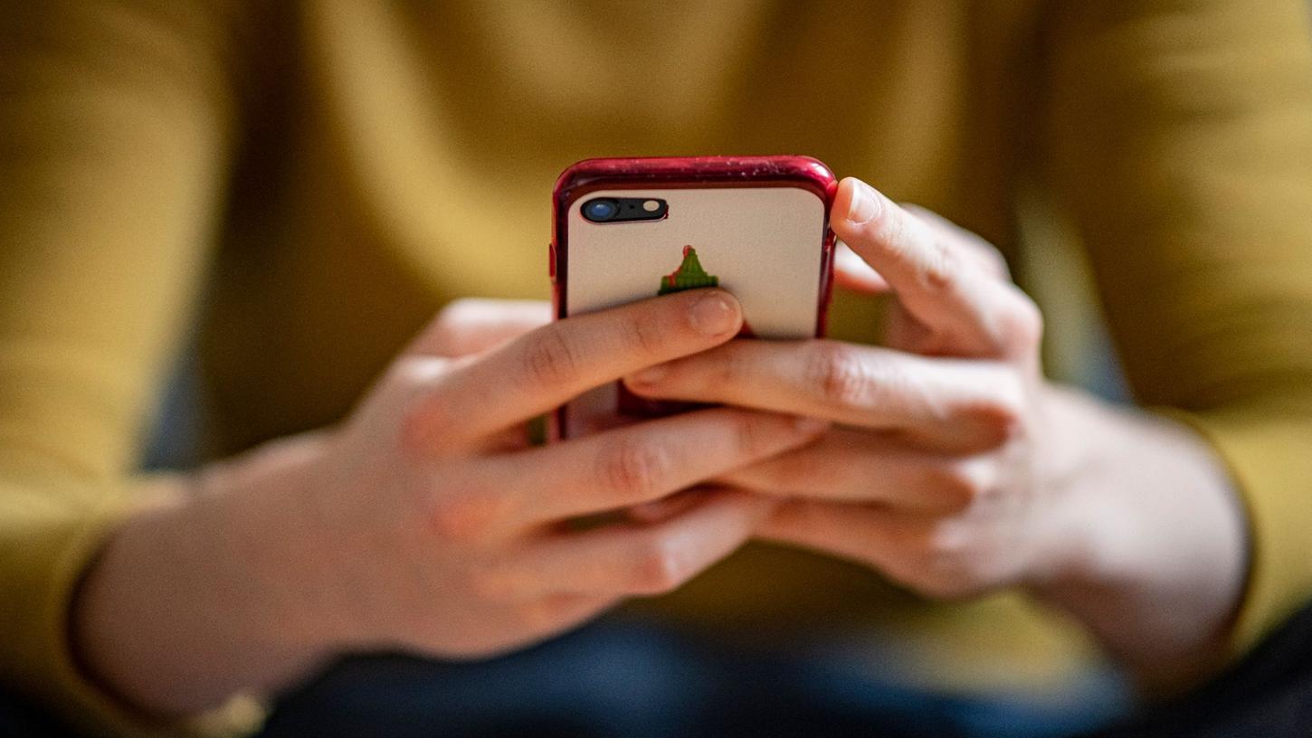 Über das Smartphone verschaffen sich Kriminelle Zugriff zu sensiblen Daten. Über das Smartphone verschaffen sich Kriminelle Zugriff zu sensiblen Daten.