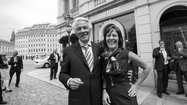 Der Hamburger Uhrenhändler und Juwelier Hellmut Wempe ist im Alter von 90 Jahren in seiner Heimatstadt gestorben. Er leitete das ursprünglich 1878 in Elsfleth an der Weser gegründete Familienunternehmen von 1963 bis 2003. Nach Hamburg eröffnete er zahlreiche Filialen etwa in Berlin, Frankfurt, Köln, Stuttgart und München. Später folgten dann noch Geschäfte im Ausland, wie etwa in New York, Paris, Wien, London und Madrid.