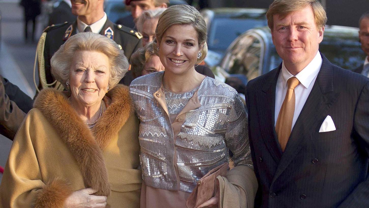 König Willem-Alexander, Königin Máxima und Prinzessin Beatrix - von der Steuer weiterhin befreit. König Willem-Alexander, Königin Máxima und Prinzessin Beatrix - von der Steuer weiterhin befreit.
