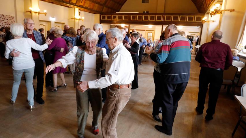 Barbara und Rudolf Kehwein (85 und 89) trifft man beim Tanztee traditionell links vor der Bühne.