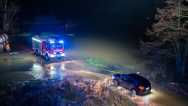 Am Donnerstag stieg der Wasserpegel in einer Unterführung in Gundelsheim (Lkr. Bamberg) nach starken Regenfällen immer weiter an. Als ein Autofahrer die Unterführung passieren wollte, blieb er in den Wassermassen stecken. Daraufhin musste die Feuerwehr anrücken.