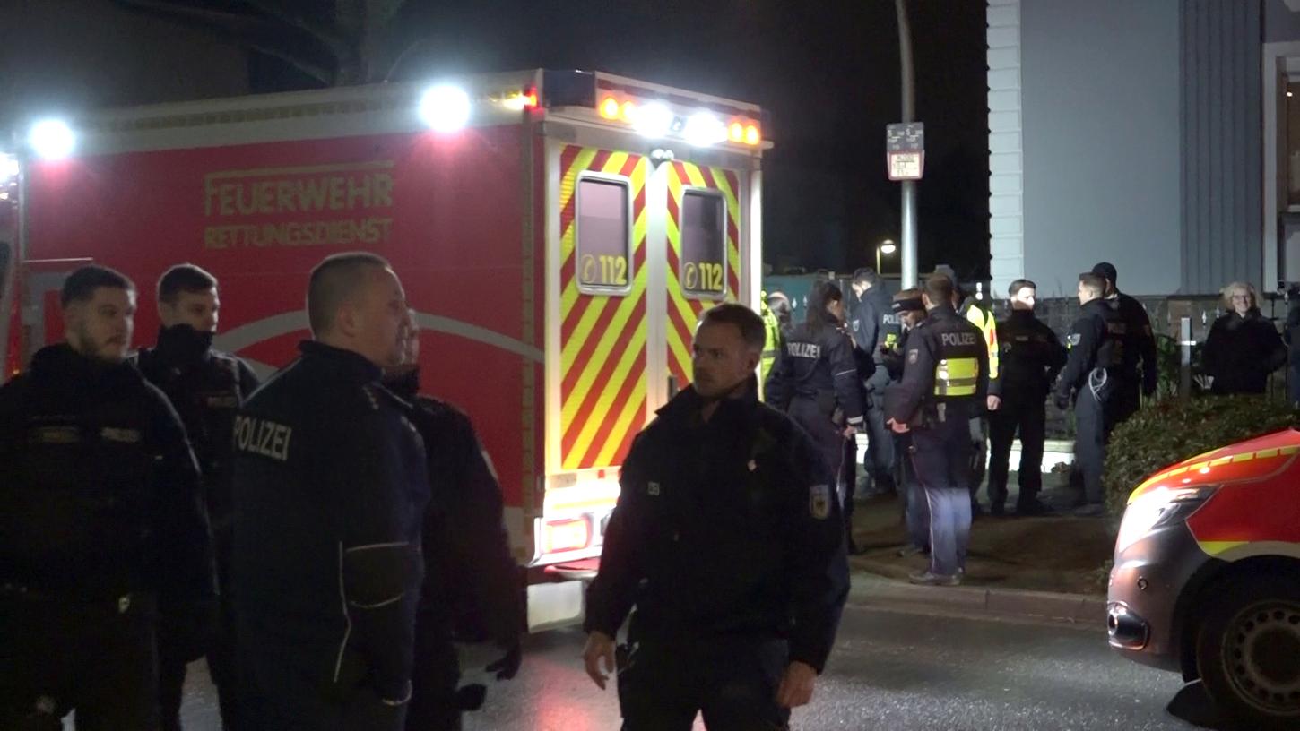 Bei einem Bahnunglück in Recklinghausen sind nach ersten Angaben des NRW-Innenministeriums zwei Kinder von einem Güterzug erfasst worden. Bei einem Bahnunglück in Recklinghausen sind nach ersten Angaben des NRW-Innenministeriums zwei Kinder von einem Güterzug erfasst worden.