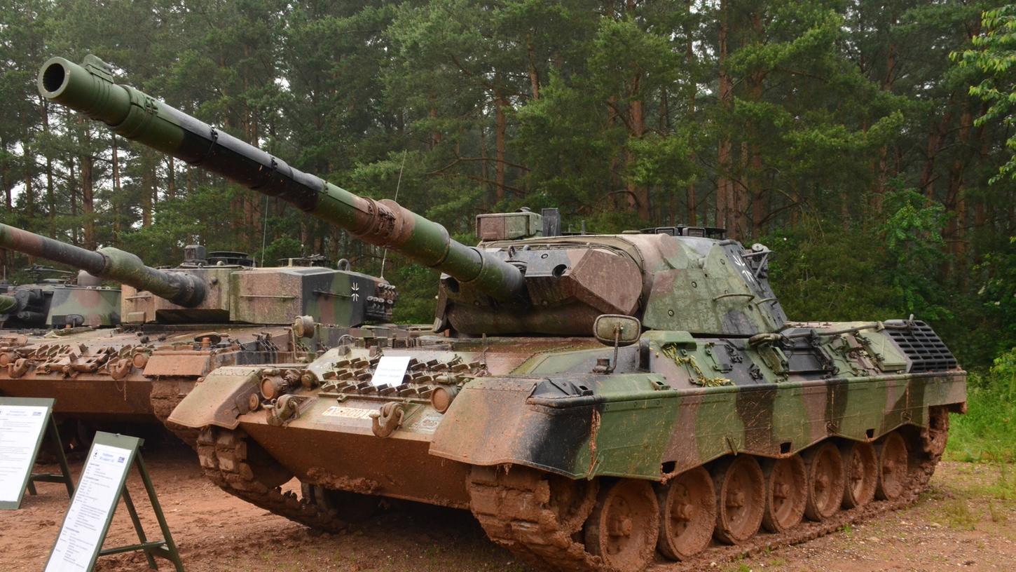 Mehrere Leopard-1-Kampfpanzer in Niedersachsen.
