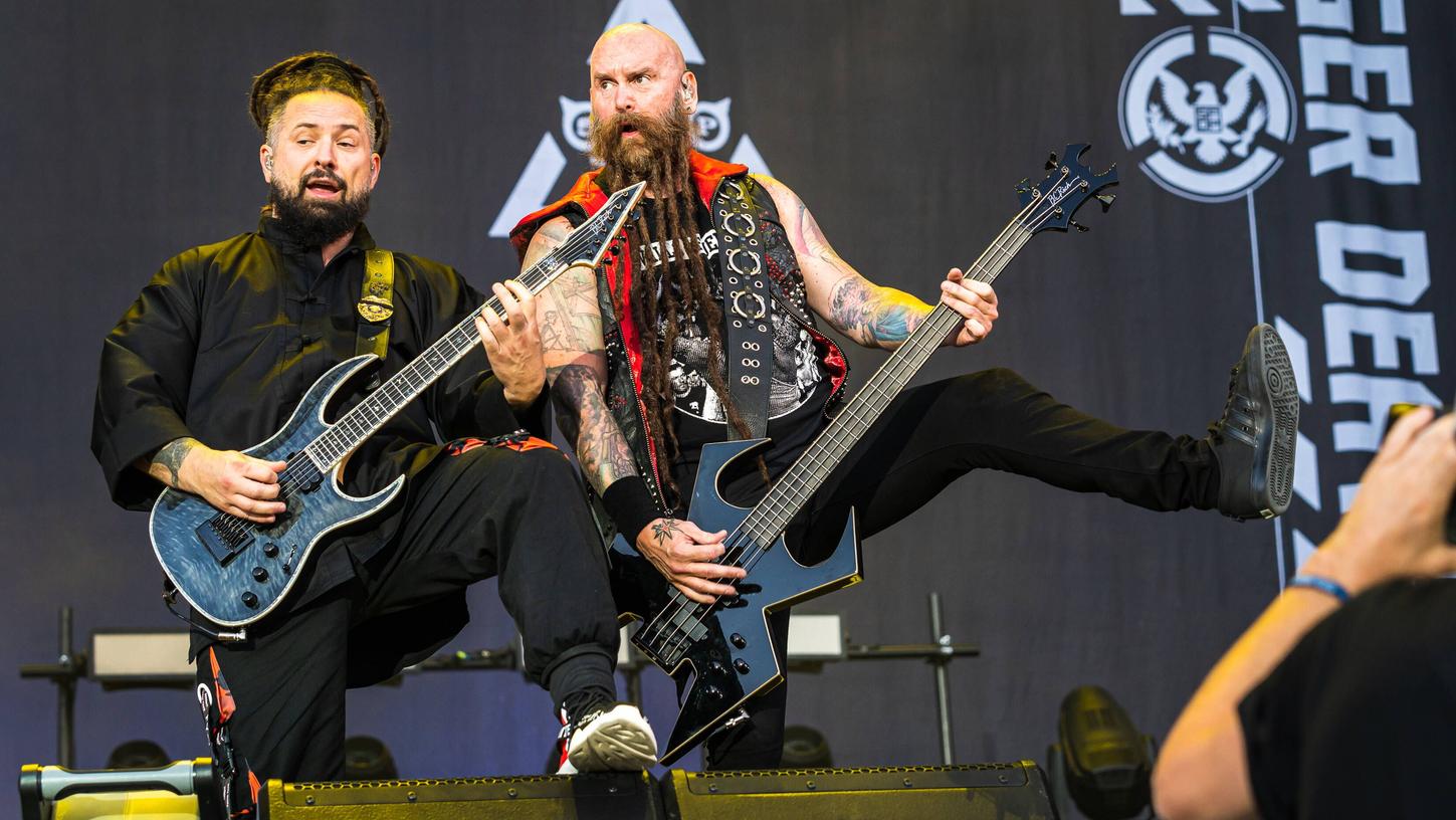 Die US-Band Five Finger Death Punch (hier Zoltan Bathory und Chris Kael) müssen ihren Auftritt bei Rock im Park absagen. Die US-Band Five Finger Death Punch (hier Zoltan Bathory und Chris Kael) müssen ihren Auftritt bei Rock im Park absagen.