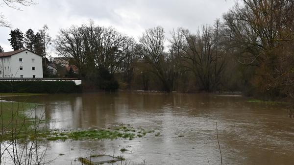 Die Schwabach ist am Freitag im Erlanger Stadtteil Sieglitzhof über die Ufer getreten.