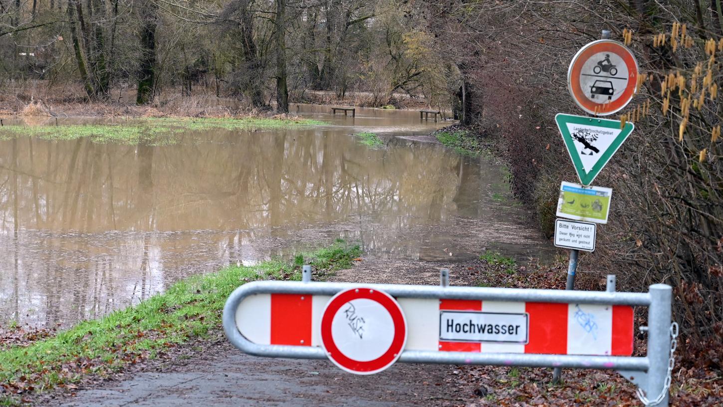 Über die Ufer getreten ist die Schwabach im Bereich Sieglitzhof, sodass auch Wege gesperrt werden mussten.