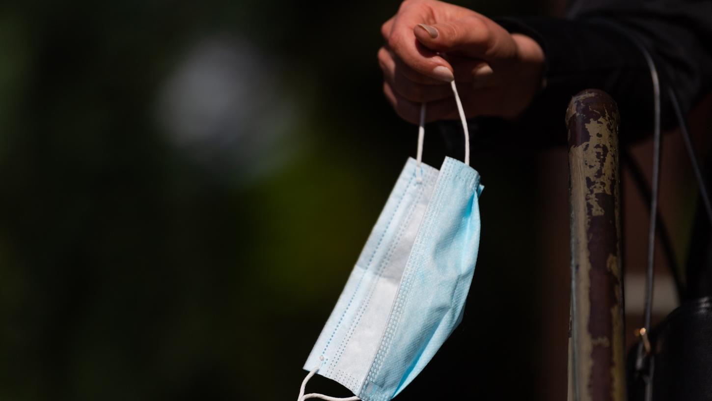 Die Maskenpflicht ist in fast allen Ländern mittlerweile abgeschafft - in manchen Bereichen besteht sie allerdings weiterhin. Die Maskenpflicht ist in fast allen Ländern mittlerweile abgeschafft - in manchen Bereichen besteht sie allerdings weiterhin.