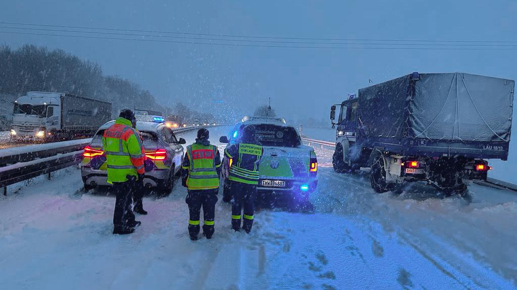 Ob A6 oder A9: Die Autobahnen im Nürnberger Land waren am Donnerstag mit Schnee und Eis bedeckt. Viel Arbeit also für Polizei, Feuerwehr und Technisches Hilfswerk (im Bild). Doch die Helfer kamen oft gar nicht durch.