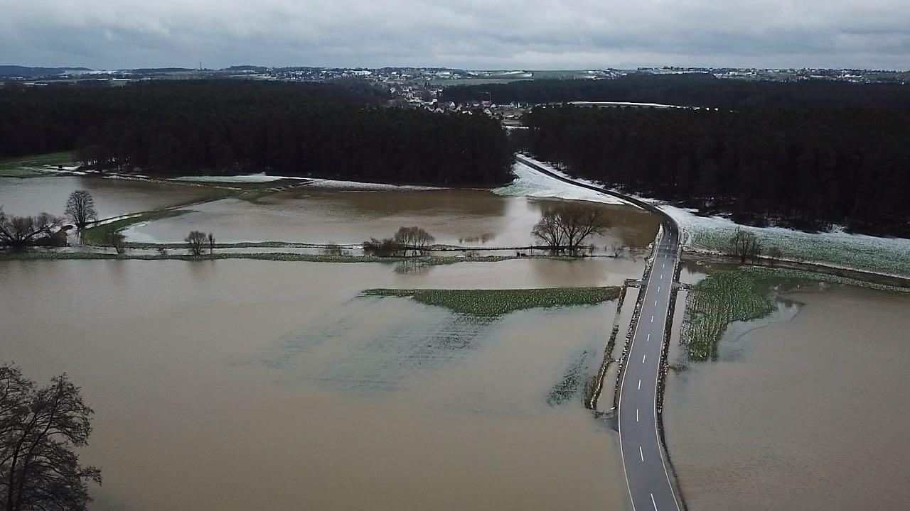 Hochwasser in Franken: Feuerwehr rettet Mann und zwei Hunde aus Auto
