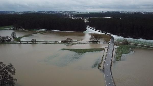 Hochwasser in Franken: Feuerwehr rettet Mann und zwei Hunde aus Auto