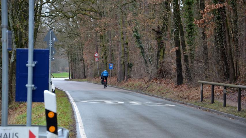 Es ist der Klassiker, wie er vielfach außerhalb der Stadt zu finden ist: Es gibt gar keinen Radweg. Dieses Beispiel ist die Dietersdorfer Straße von Wolkersdorf kommend. 