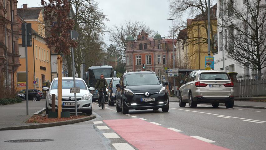 Hans Busch benennt diese Rotmarkierung in der Südlichen Ringstraße in Schwabach als richtigen Schritt der Stadt. Für alle ist deutlich zu sehen, dass auch Radfahrer an dieser Stelle im Geradeausverkehr berücksichtigt werden müssen. 