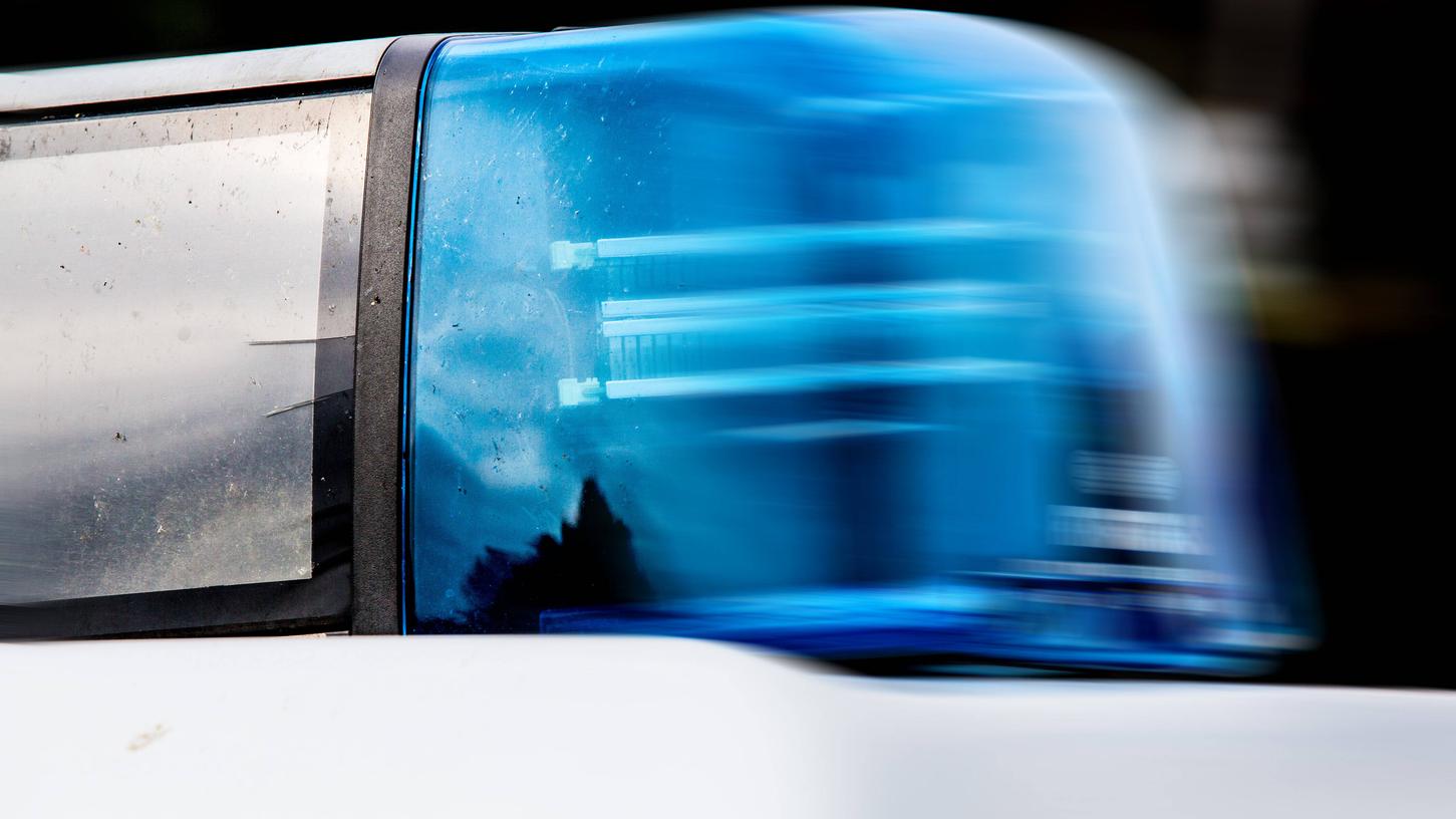 Die Polizei kümmert sich um einen 70-Jährigen, der in Neumarkt einen Mann beschimpfte und anspuckte. Die Polizei kümmert sich um einen 70-Jährigen, der in Neumarkt einen Mann beschimpfte und anspuckte.