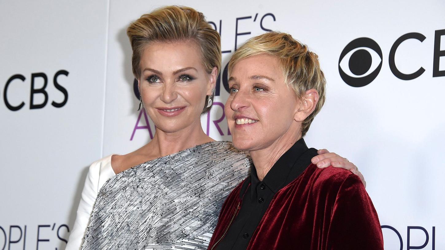 Schaupeielri Portia de Rossi und Ellen DeGeneres 2017 bei der Verleihung der "People's Choice Awards". Schaupeielri Portia de Rossi und Ellen DeGeneres 2017 bei der Verleihung der "People's Choice Awards".