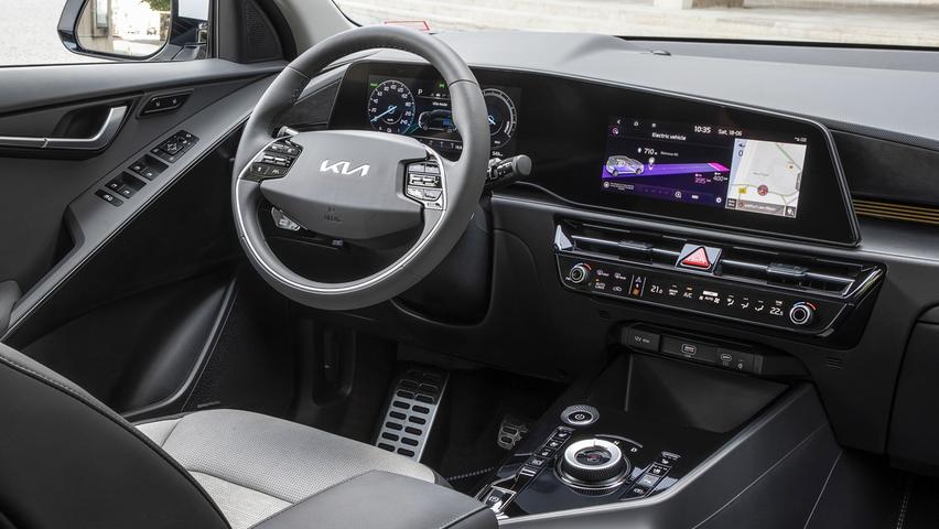 Cockpit: Dem Ansteuern der Fahrstufen dient ein runder Drehregler. Cockpit: Dem Ansteuern der Fahrstufen dient ein runder Drehregler.