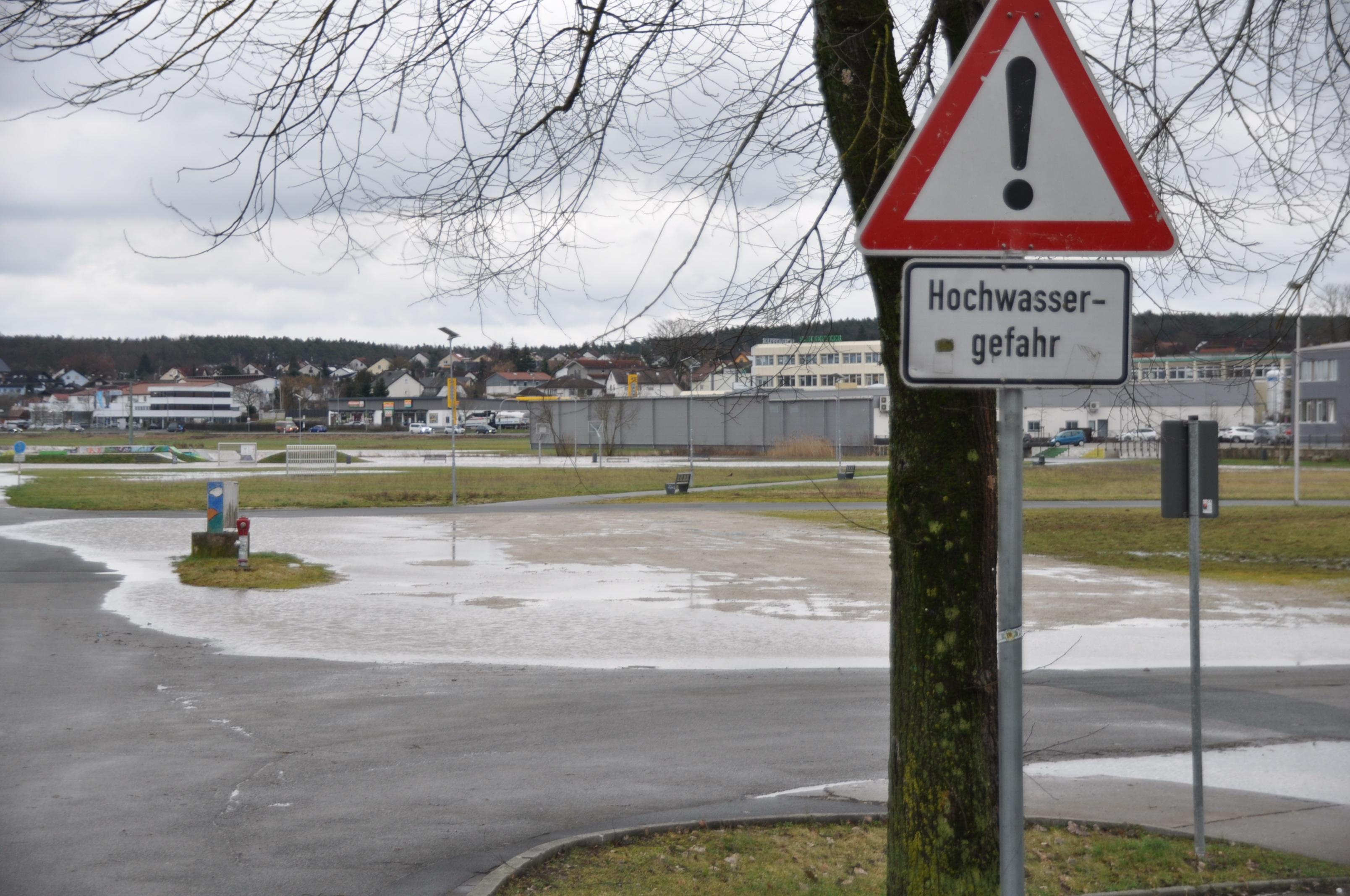 Viele Wiesen im Aischgrund sind bereits überschwemmt. Der Großparkplatz Aischwiesen ist noch befahrbar, wohl aber nicht mehr lange, hier grenzt das steigende Wasser der Aisch schon nahe an die Parkplätze.