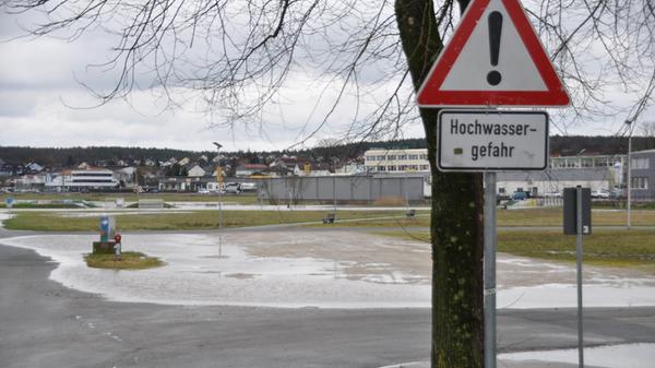 Viele Wiesen im Aischgrund sind bereits überschwemmt. Der Großparkplatz Aischwiesen ist noch befahrbar, wohl aber nicht mehr lange, hier grenzt das steigende Wasser der Aisch schon nahe an die Parkplätze.