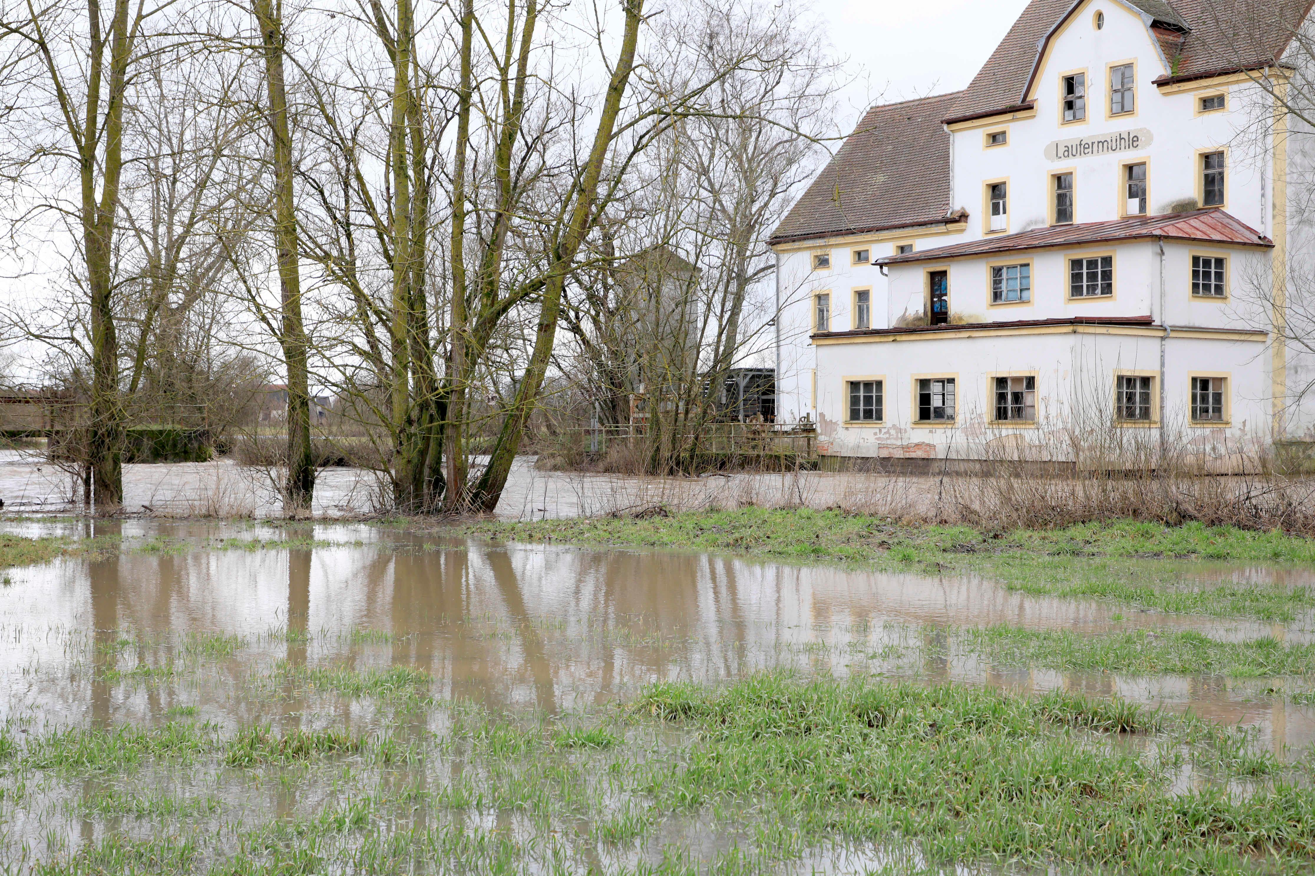 Hochwasser auch bei der Laufer Mühle in Adelsdorf.