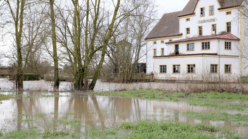 Hochwasser auch bei der Laufer Mühle in Adelsdorf.