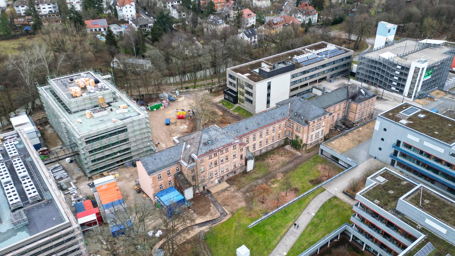 Die ehemalige Heil- und Pflegeanstalt in Erlangen. Die ehemalige Heil- und Pflegeanstalt in Erlangen.