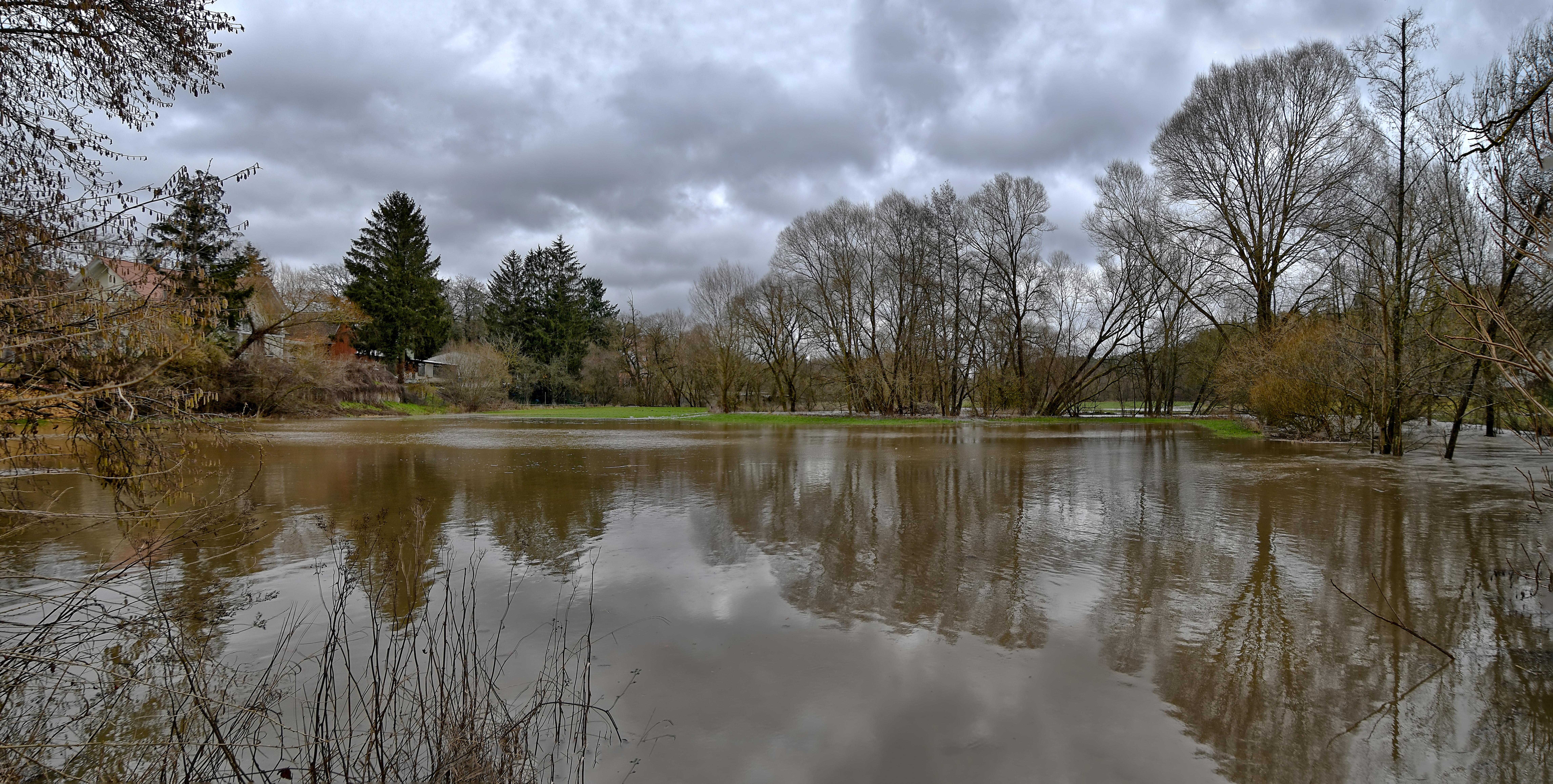 Die Schwarzach in Röthenbach, hat sich durch den Regen weit ausgebreitet und reicht mittlerweile bis an die Bebauung heran. 