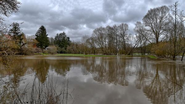 Die Schwarzach in Röthenbach, hat sich durch den Regen weit ausgebreitet und reicht mittlerweile bis an die Bebauung heran.