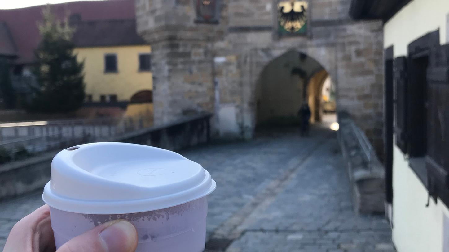 Ein kleiner Mehrwegspaziergang: An der Tankstelle in der Nürnberger Straße kann man sich einen Kaffee im Mehrwegbecher holen und an der Tankstelle in der Augsburger Straße wieder abgeben.